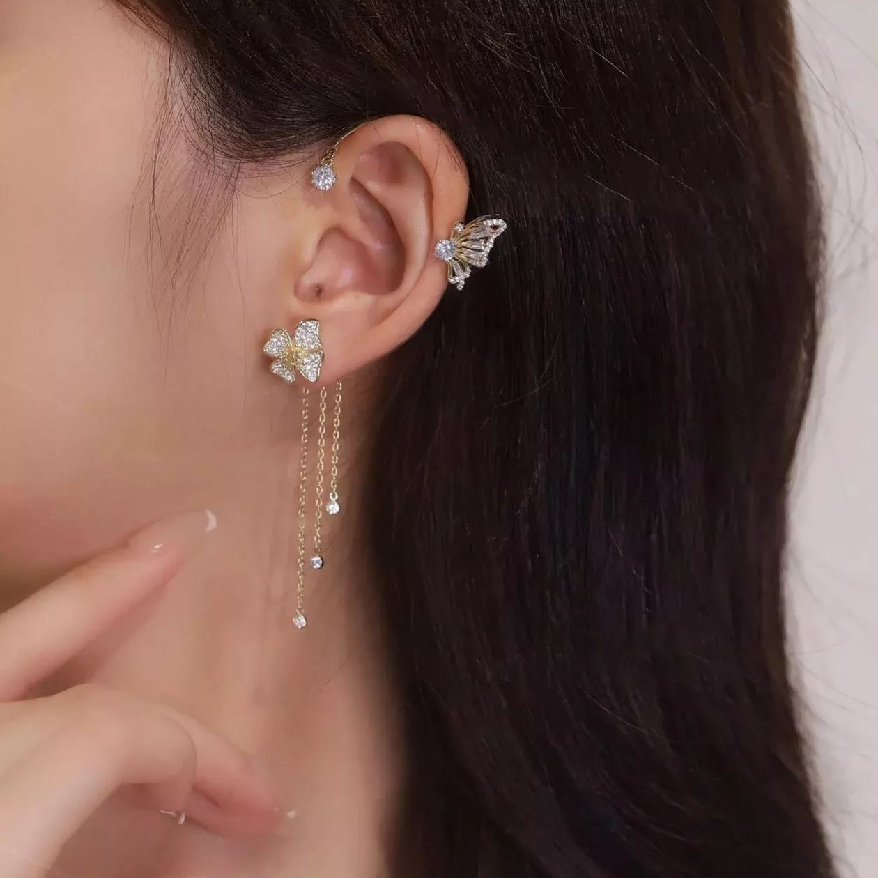 Pendientes sencillos con motivos de mariposas, flores y borlas: elegantes y cómodos, sin necesidad de perforarse las orejas