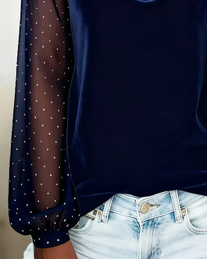 Blusa con perlas y paneles semitransparentes