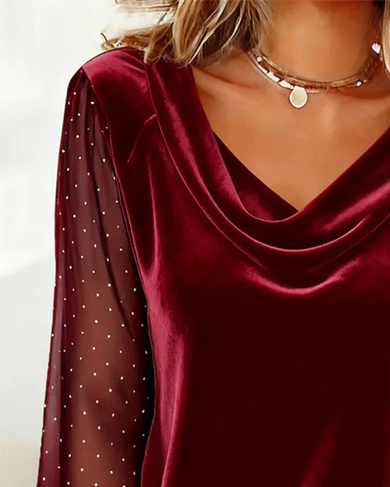 Blusa con perlas y paneles semitransparentes