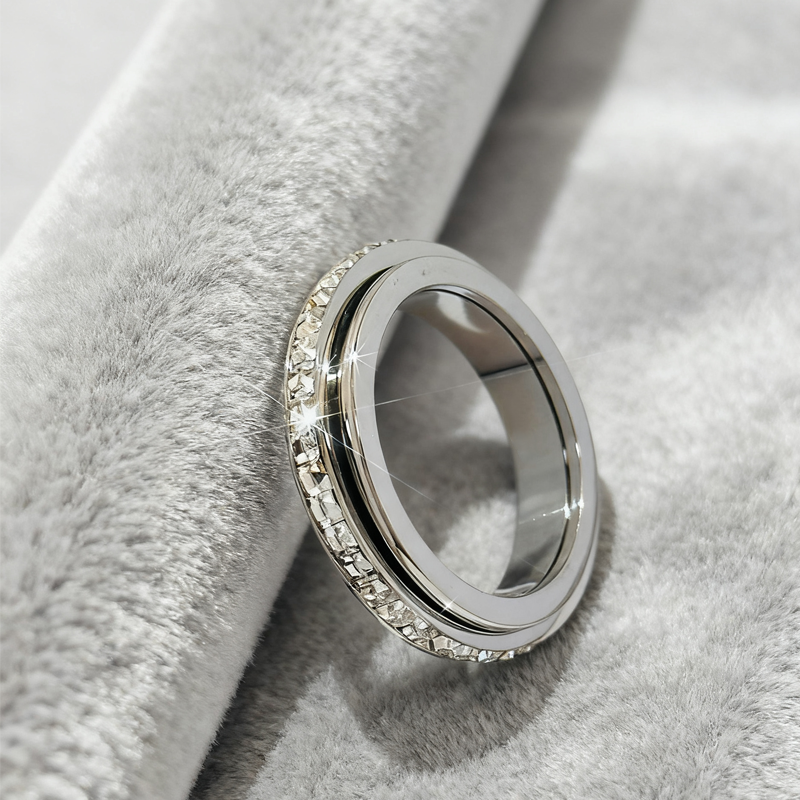 Anillo giratorio de titanio con circonita