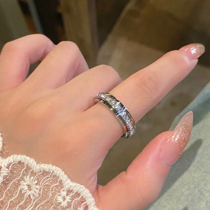 Anillo giratorio de titanio con circonita
